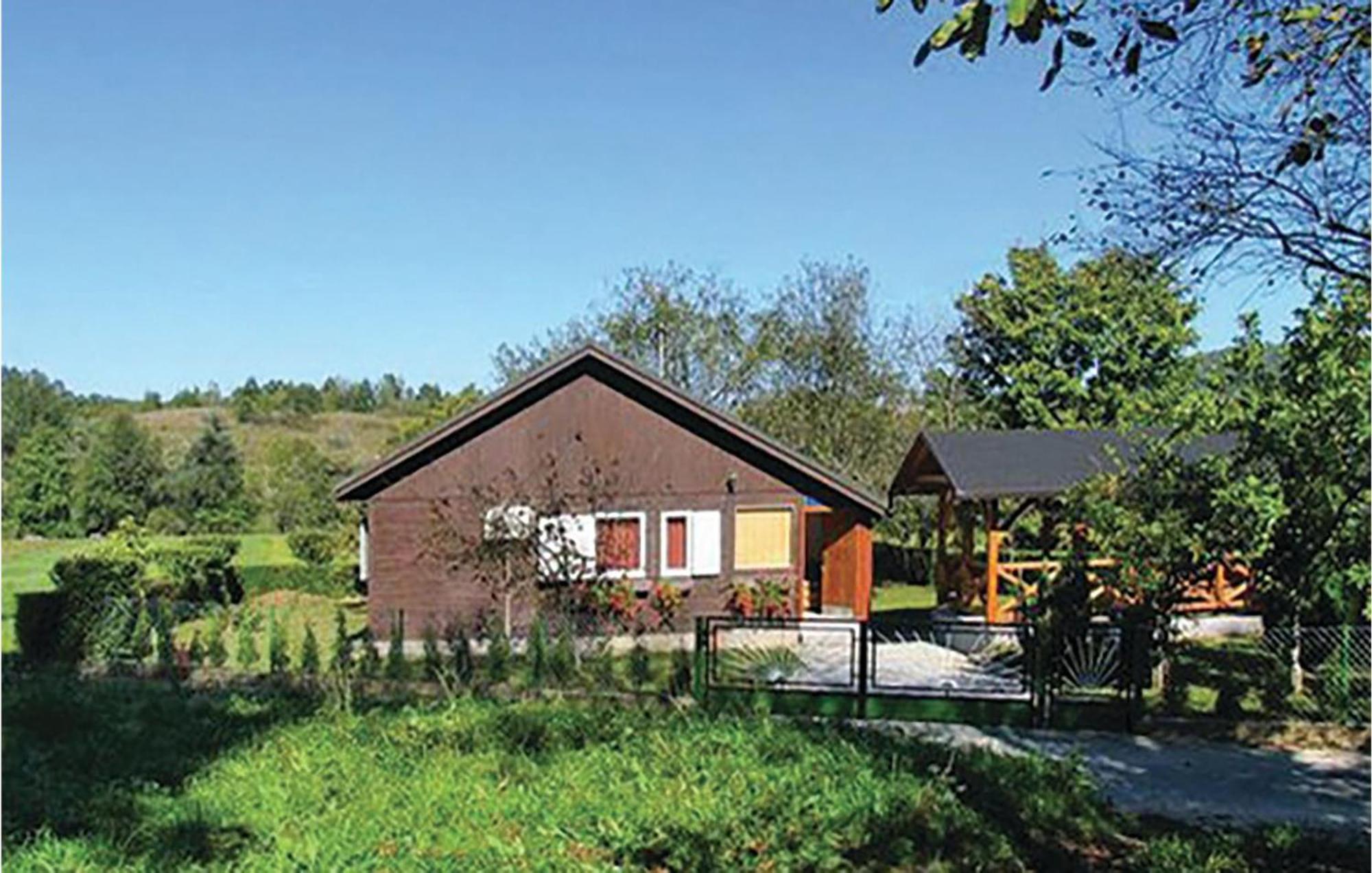 2 Bedroom Cozy Home In Bosiljevo Kültér fotó
