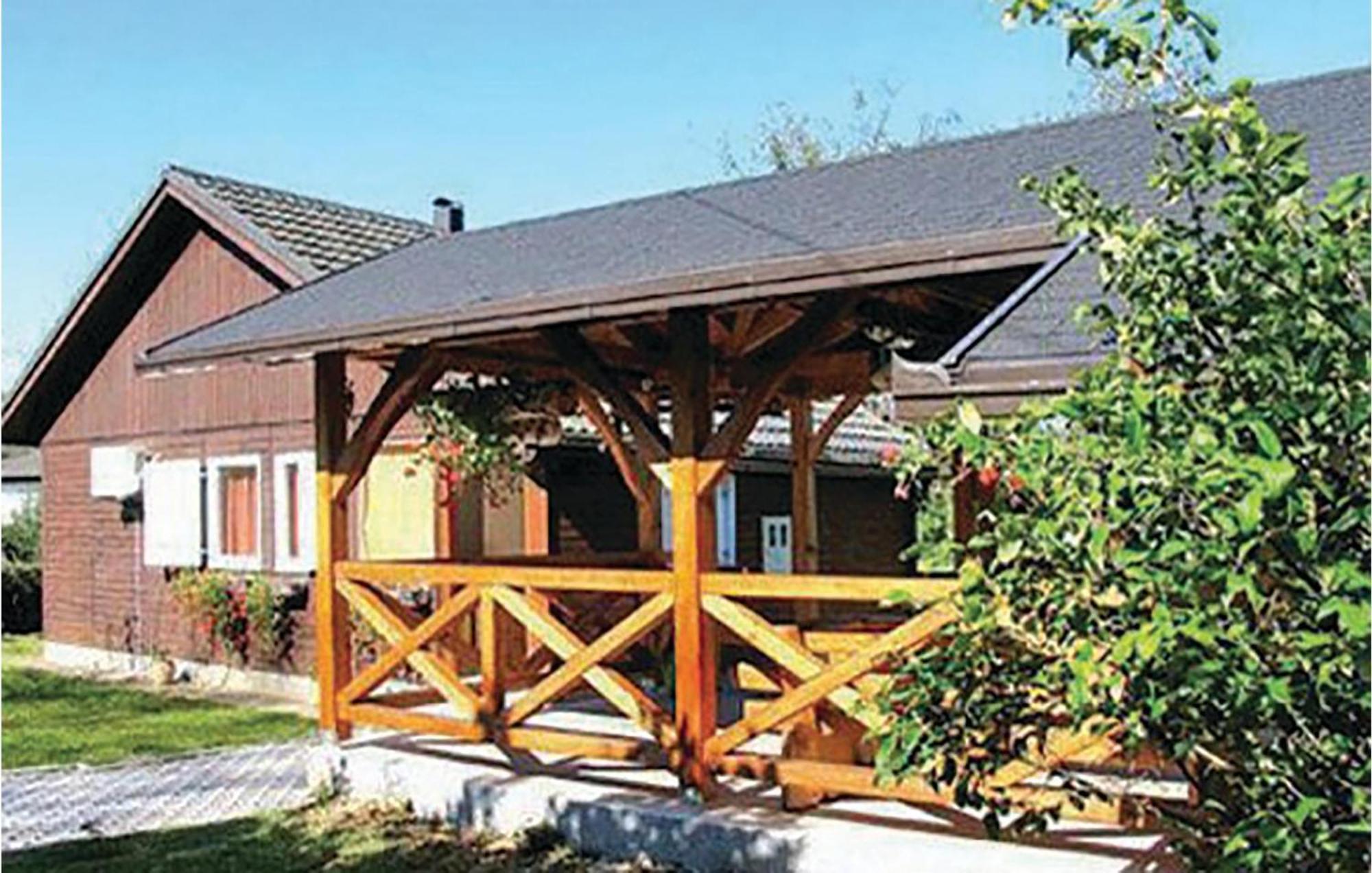 2 Bedroom Cozy Home In Bosiljevo Kültér fotó