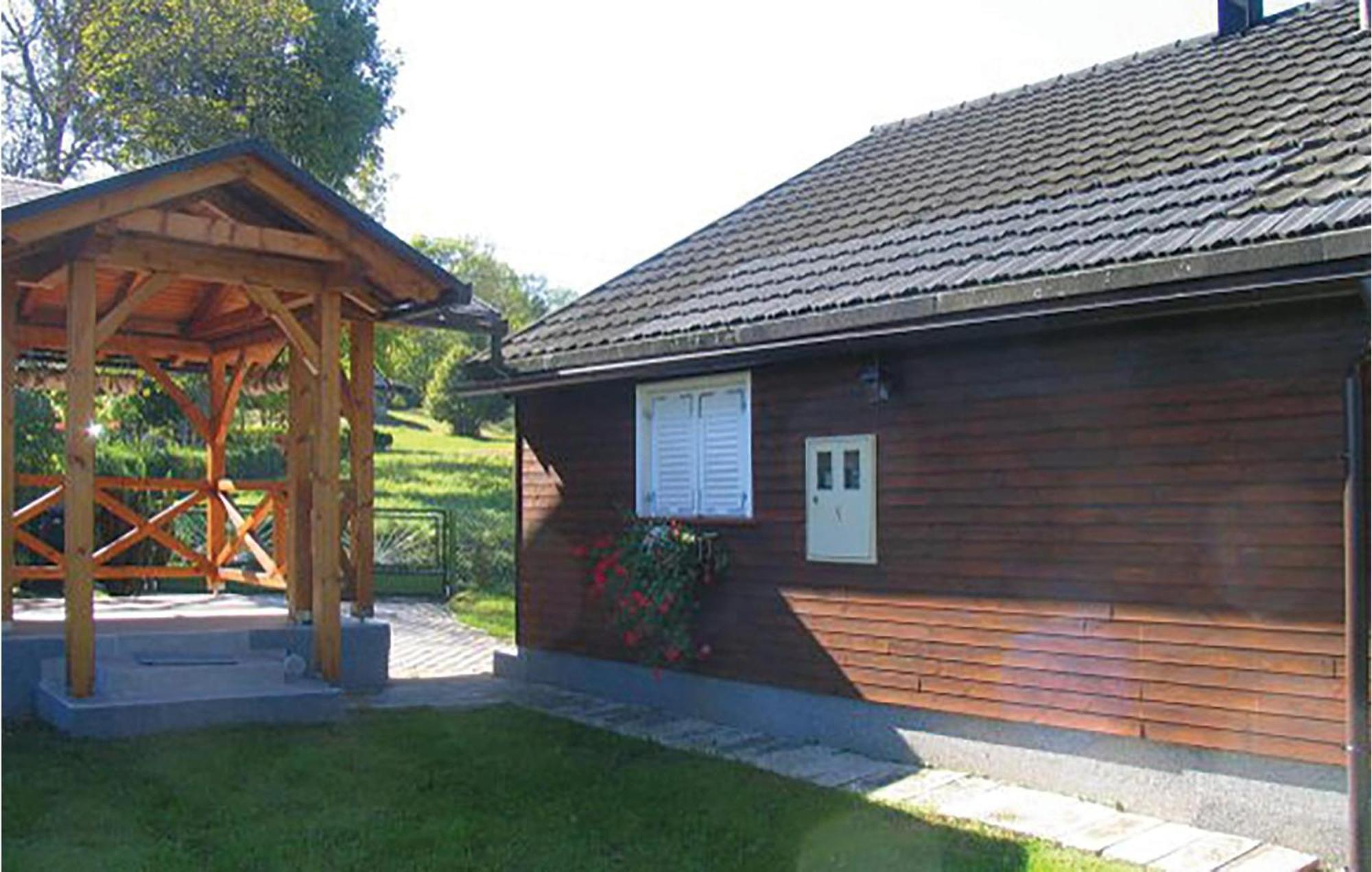 2 Bedroom Cozy Home In Bosiljevo Kültér fotó